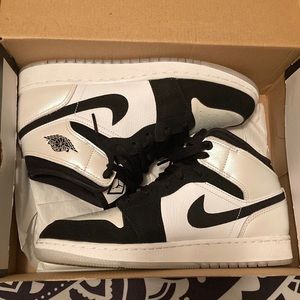 Diamond Jordan 1s size 7y!